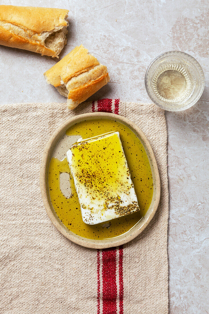 Feta-Käse mit Olivenöl und schwarzem Pfeffer