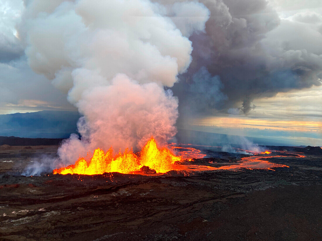 Erupting fissure on Mauna Loa, Hawaii, USA