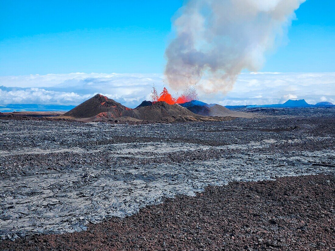 Erupting fissure on Mauna Loa, Hawaii, USA