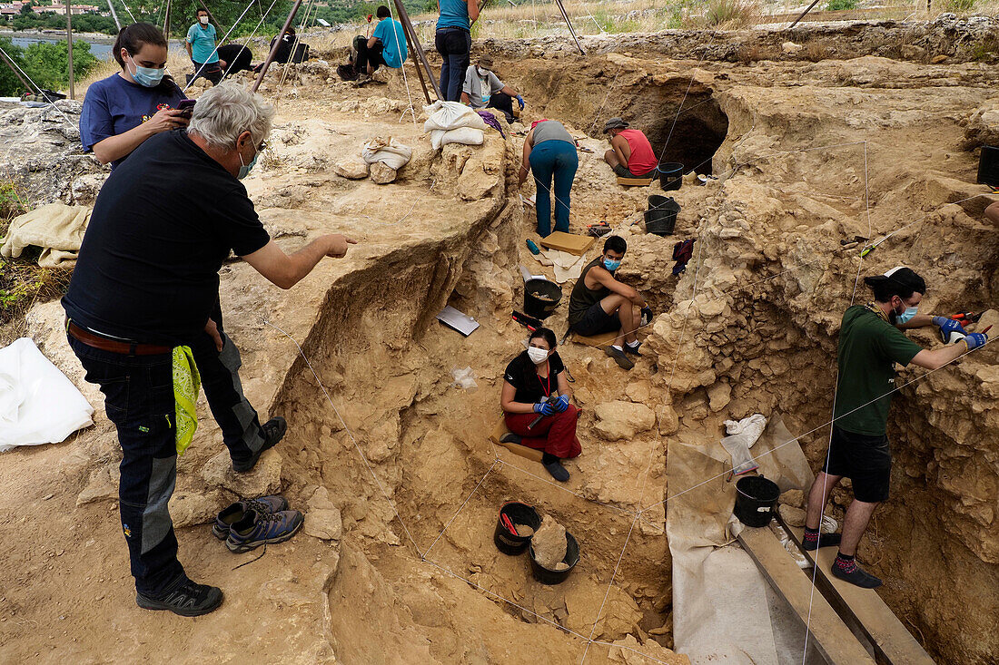 Excavations at Cueva Des-Cubierta, Pinilla del Valle, Spain