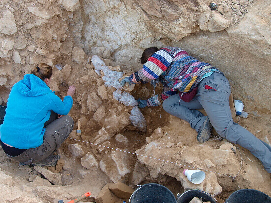 Excavations at Cueva Des-Cubierta, Pinilla del Valle, Spain