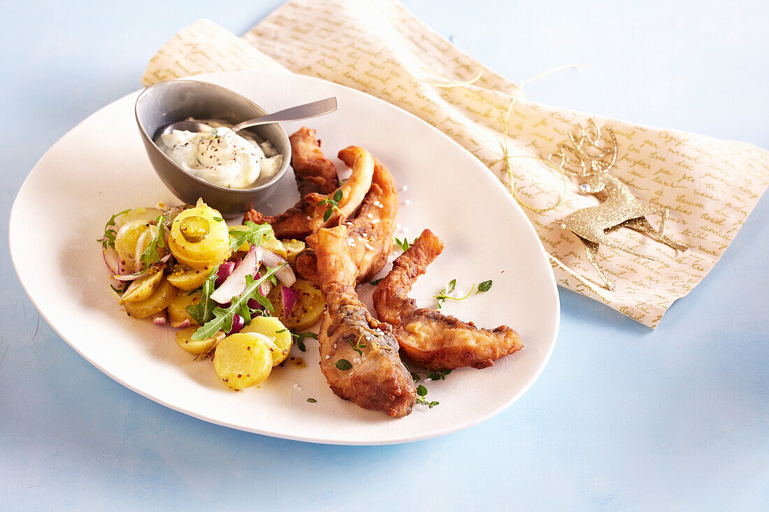 Karpfenchips mit leichtem Kartoffelsalat