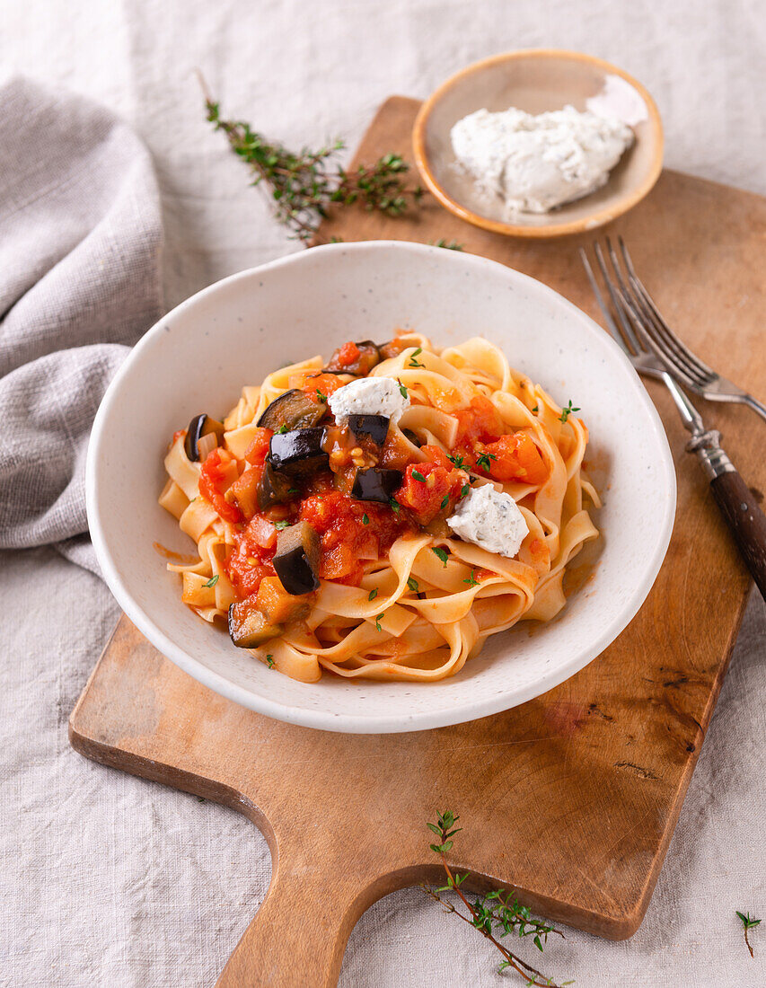 Pasta mit Auberginen-Tomaten-Sauce und veganer Kräutercreme