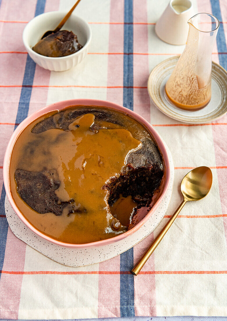 Sticky Toffee Pudding mit Kaffee-Toffee-Sauce