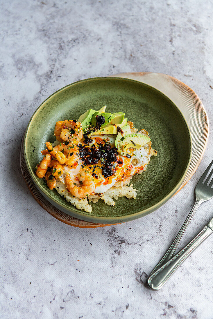 Gebratener Sushi-Reis mit Spiegelei, Garnelen, Avocado, Chili Crisp und Nori Furikake