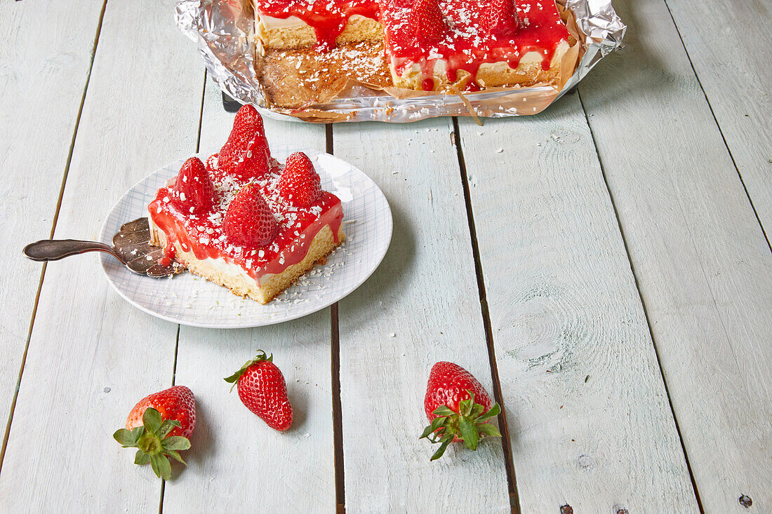 Strawberry cake; Serving on a plate