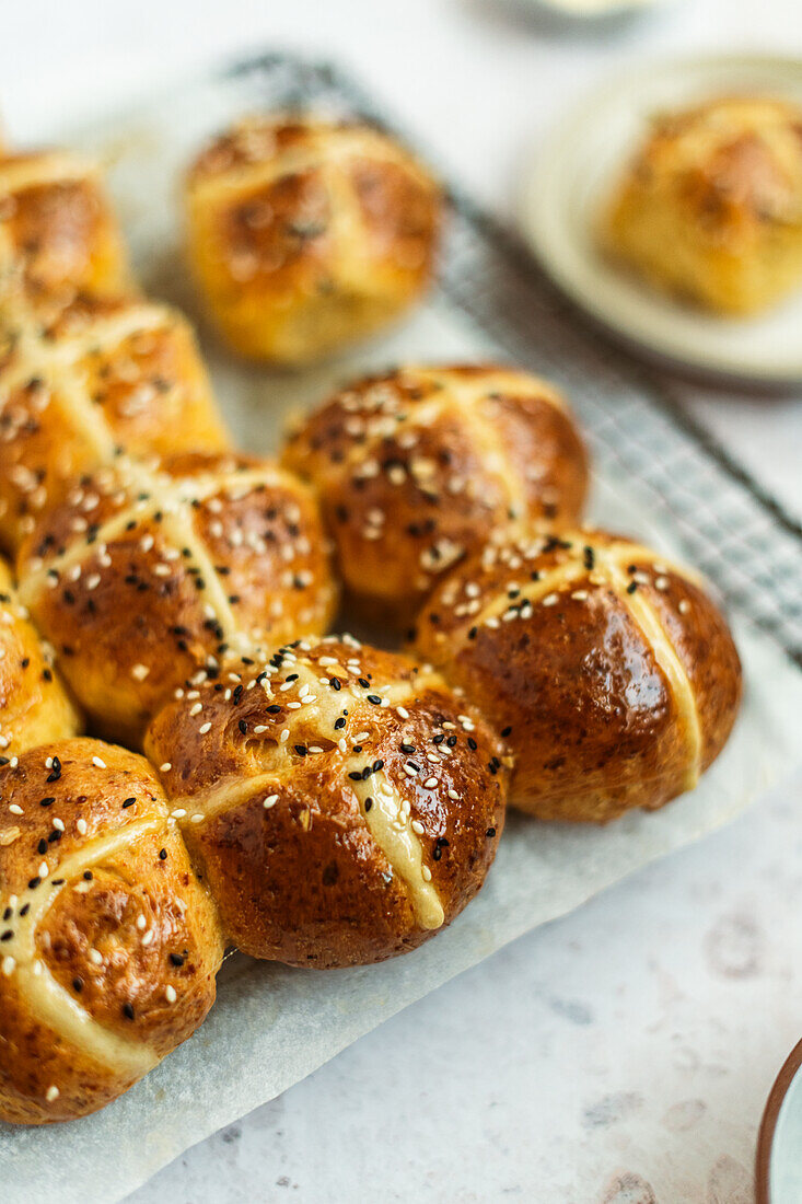 Pikante Hot Cross Buns mit Cheddar und Parmesan