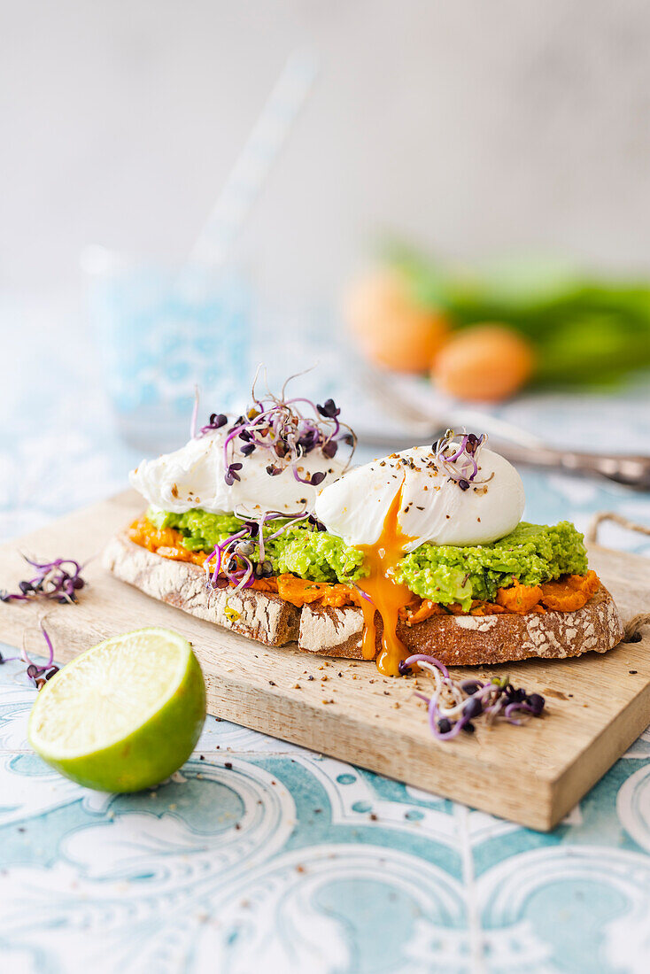 Bauernbrot mit Tomatenbutter, Edamame-Minz-Creme und pochierten Eiern