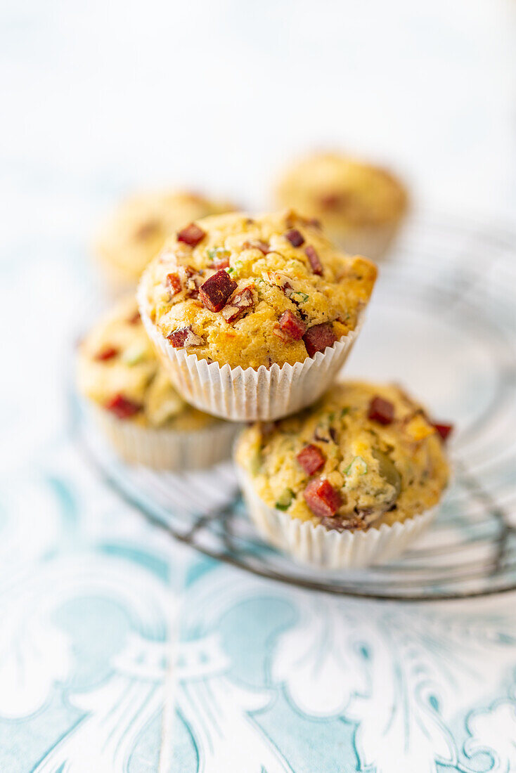 Herzhafte Muffins mit Salami, Oliven und getrockneten Tomaten