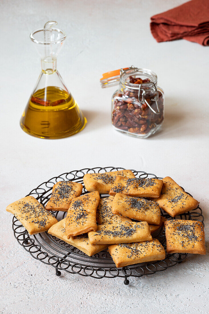 Paprika crackers with poppy seeds