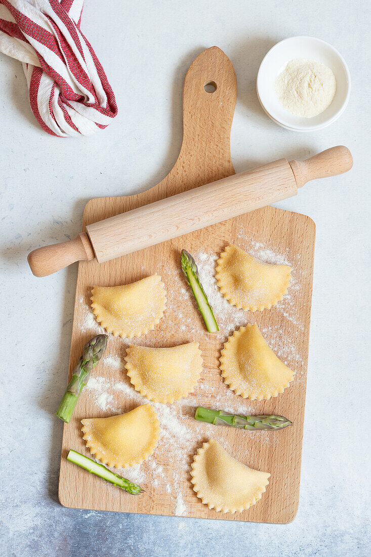 Ravioli mit Ricotta und Spargel