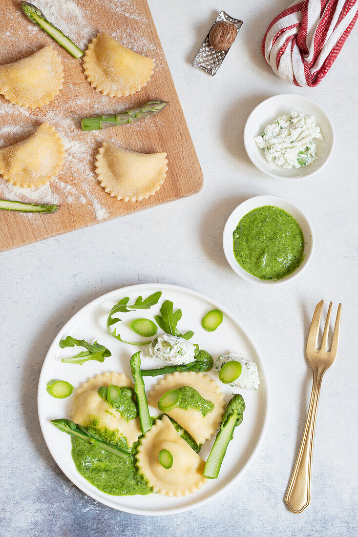 Ravioli mit Ricotta, Spargel und Rucola-Pesto