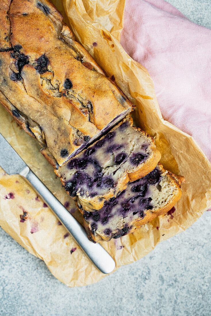 Bananenbrot mit Blaubeeren und griechischem Joghurt