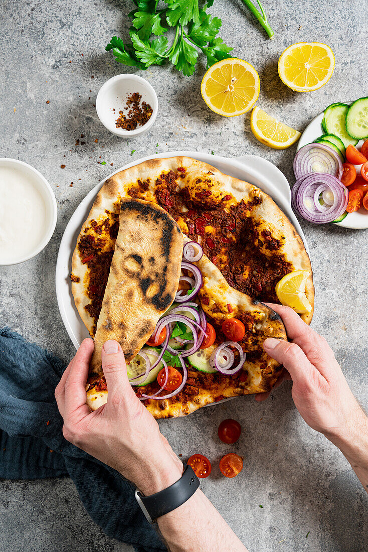 Lahmacun mit veganem Hack (Türkische Pizza)