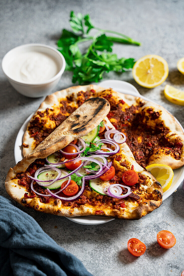 Lahmacun mit veganem Hack (Türkische Pizza)
