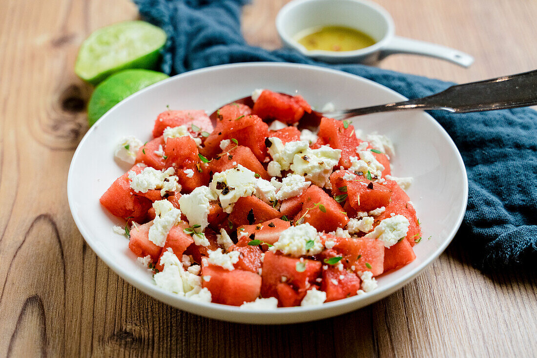 Wassermelonen-Feta-Salat mit Limetten-Dressing