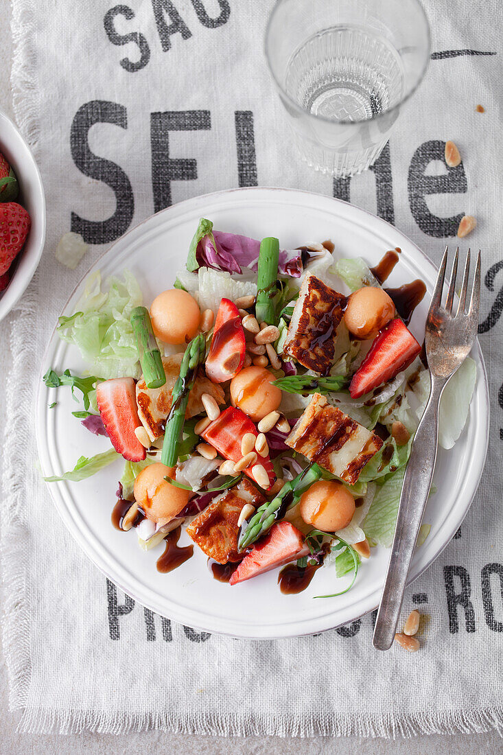 Summer salad with asparagus and strawberries