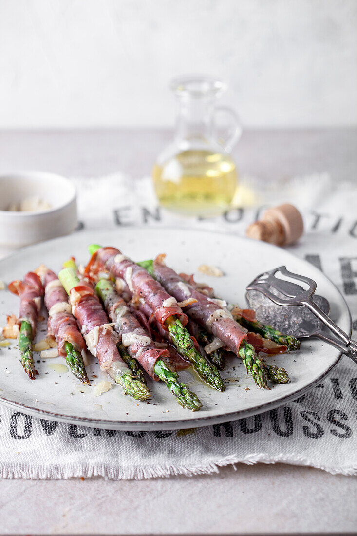 Ofengebackener Spargel mit Prosciutto