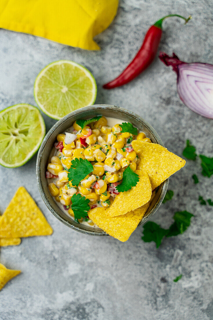 Mexikanischer Street-Corn-Salat mit Mayonnaise, Joghurt und Jalapenos
