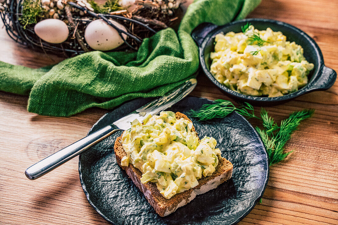 Gesunder Eiersalat mit Sellerie und griechischem Joghurt