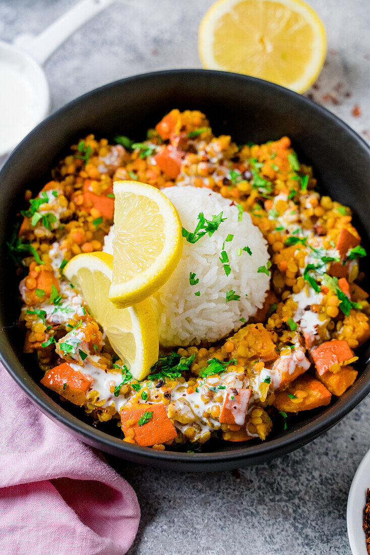 Veganes Kürbis-Rote-Linsen-Curry mit Reis