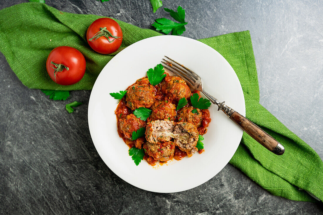 Mediterrane Hackbällchen mit Mozzarella-Füllung