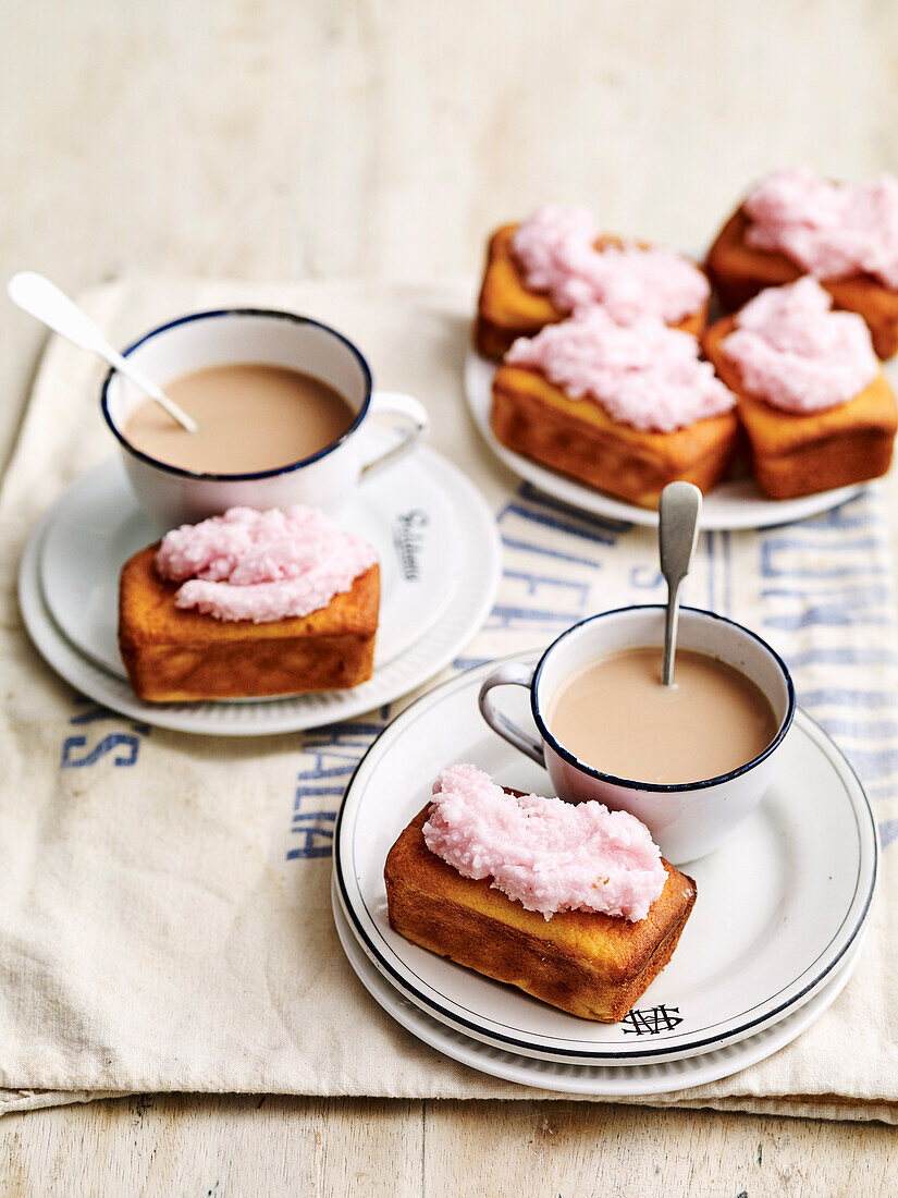 Kleine Kokoskuchen mit Kokos-Frosting