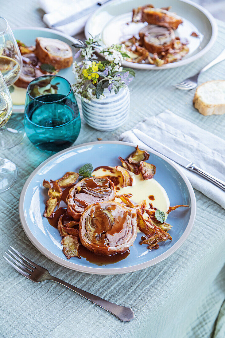 Lamm mit Artischockenfüllung auf herzhafter Zabaglione