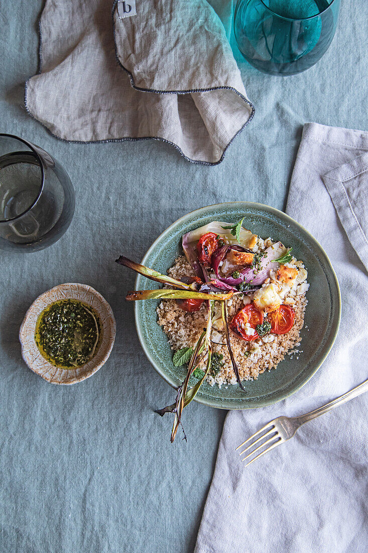 Couscous mit Blumenkohl, Tomaten und Ricotta aus Schafsmilch