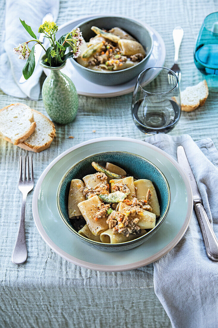 Hartweizen-Paccheri mit weißem Perlhuhnragout