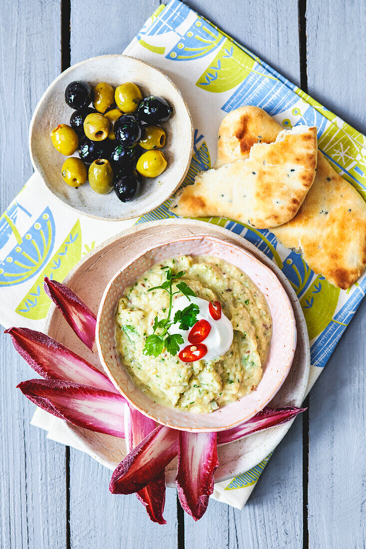 Baba Ganoush, eingelegte Oliven und Pita