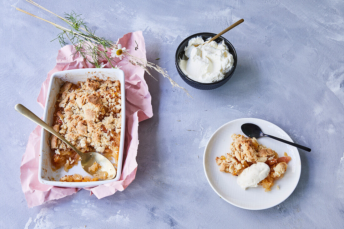 Apple crumble with cream