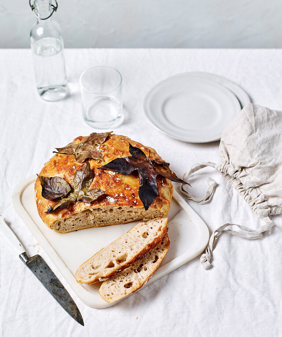 Brot mit Herbstblättern