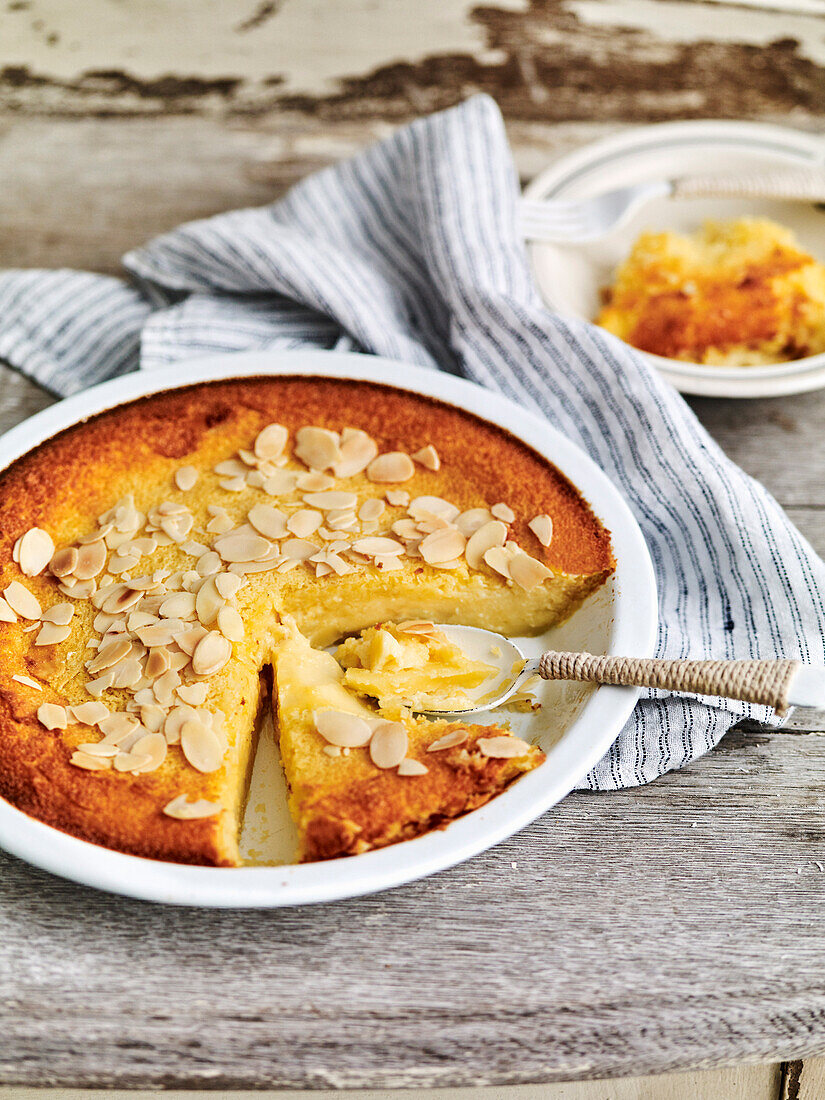 Coconut and vanille pie with flaeked almonds