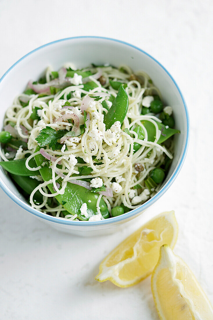 Engelshaarnudeln mit Erbsen und Ricotta