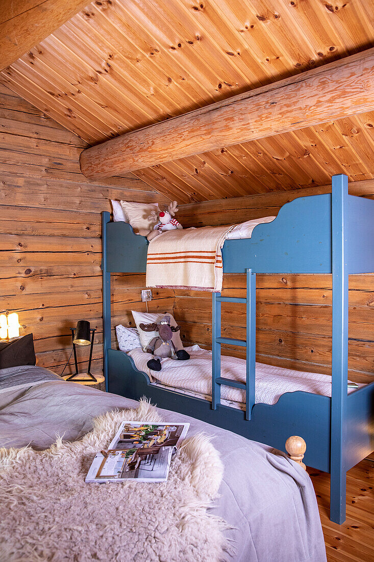 Etagenbett in Blau in holzvertäfeltem Zimmer