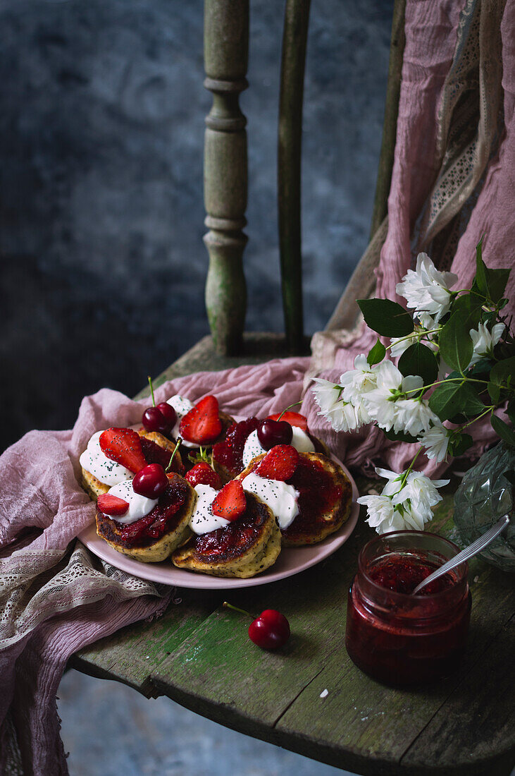 Mohn-Pancakes mit Kirschen, Erdbeeren und Joghurt