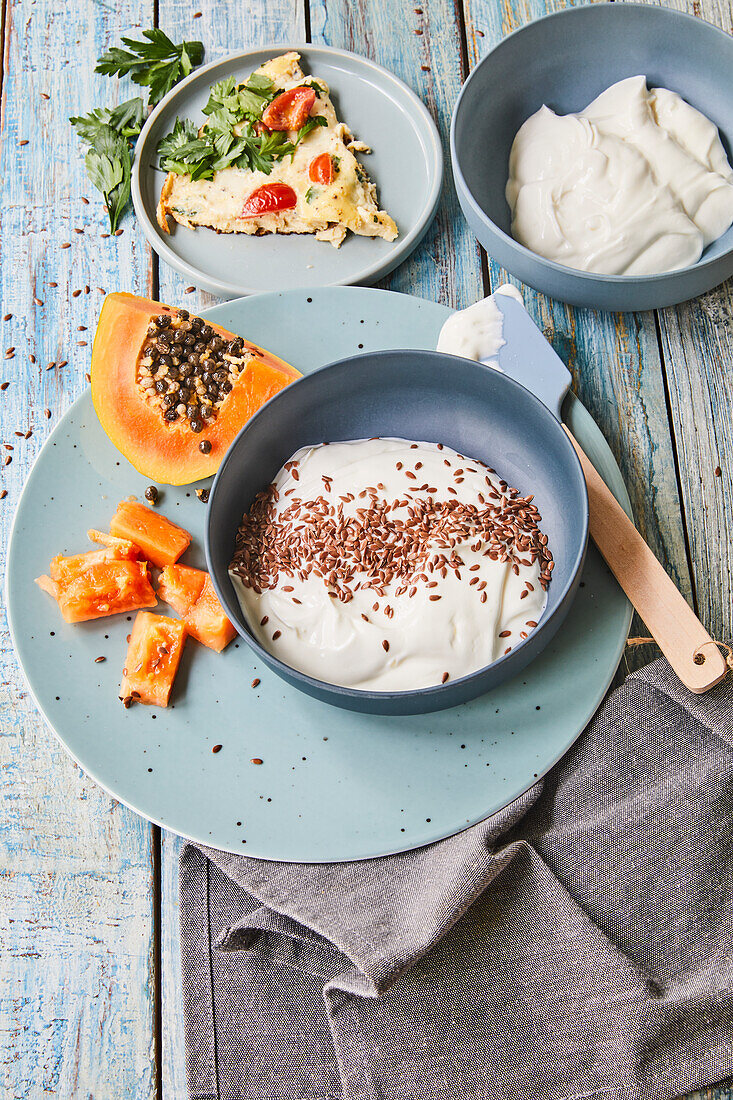 Naturjoghurt mit Leinsamen und Papaya