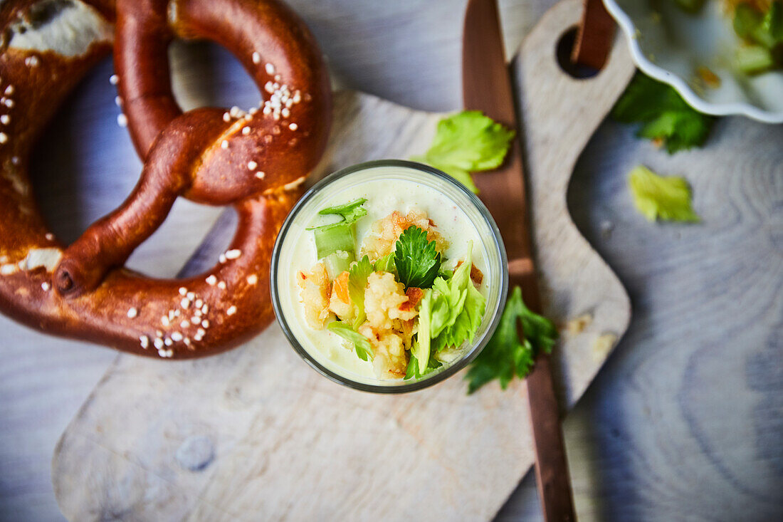 Curry-Apfel-Frischkäse und Laugenbrezen