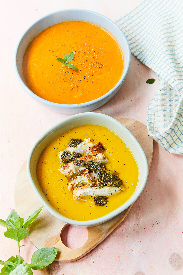 Kürbissuppe und Currysuppe mit Hühnchen