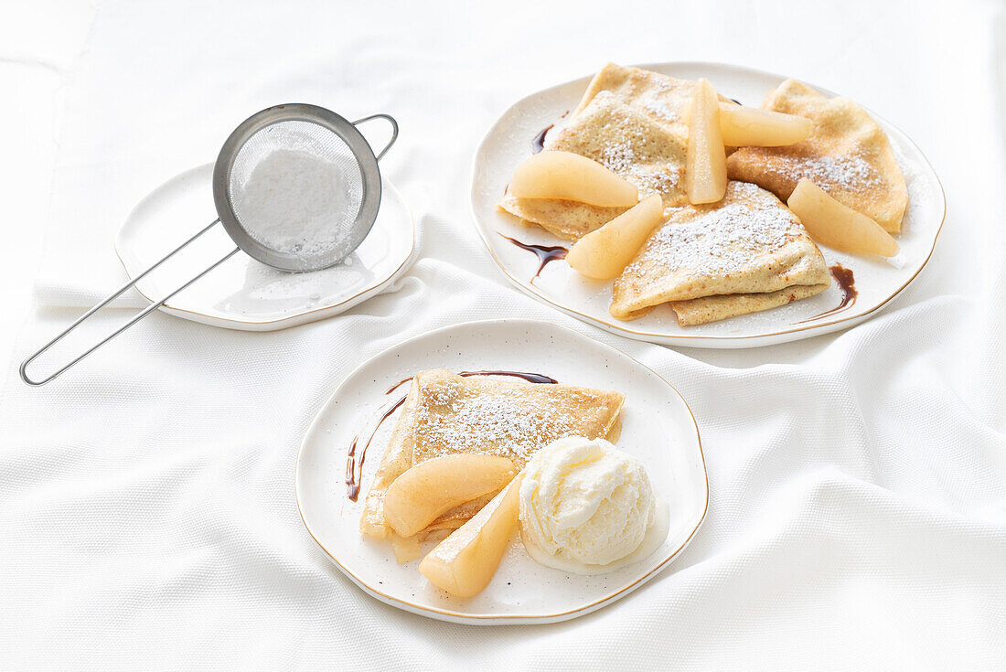 Karamellisierte Crêpes mit Birne und Vanilleeis