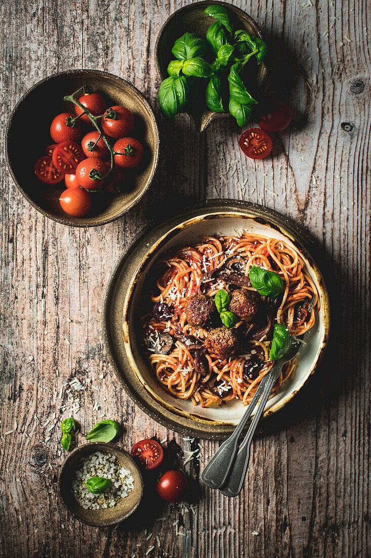 Spaghetti mit Tomatensauce und Fleischbällchen