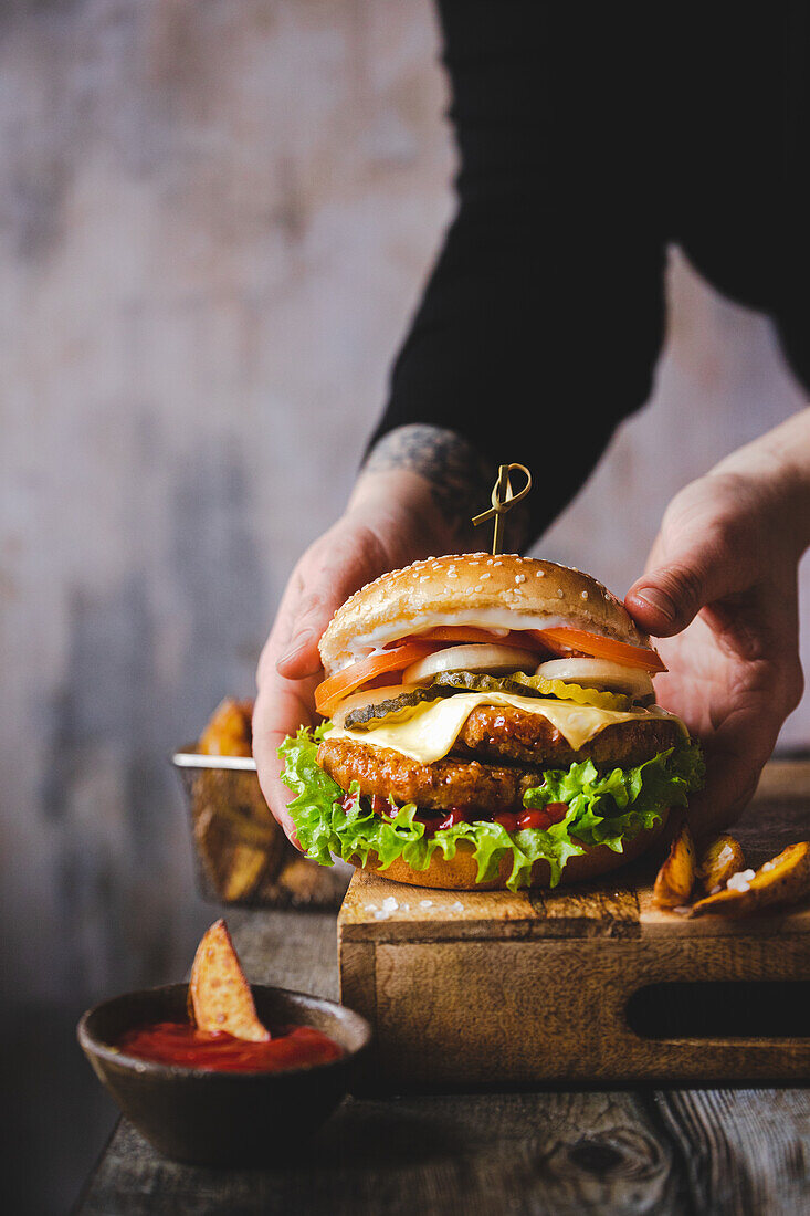 Hamburger mit Tomaten, Gurken, Zwiebeln