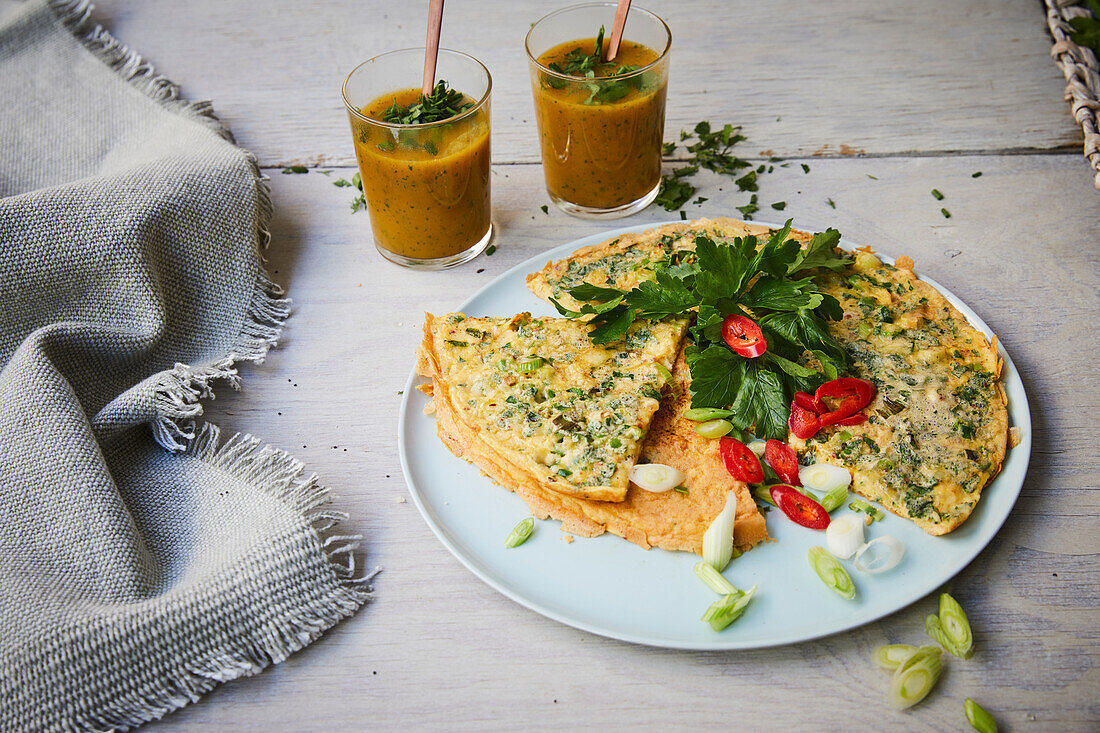 Omelette mit Kräutern und Frühlingszwiebeln und Gemüsesmoothie
