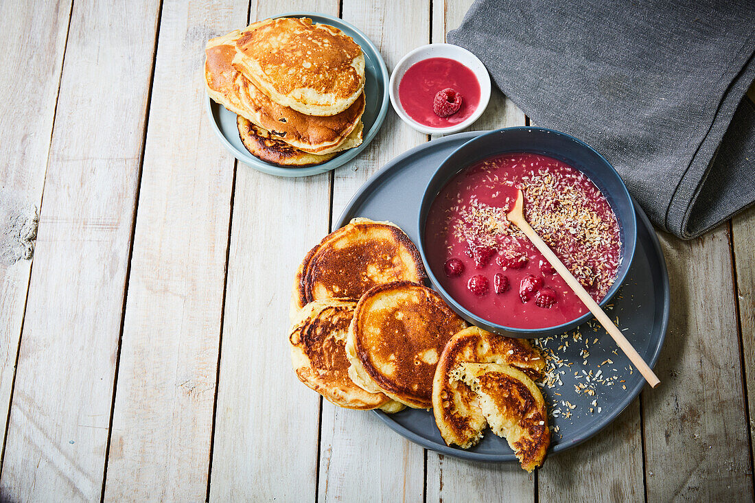 Kokos-Pancake mit roter Grütze