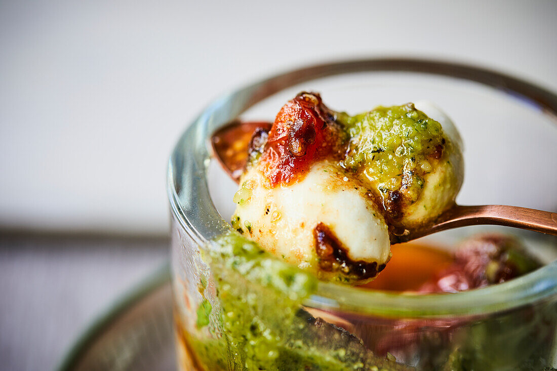 Eingelegter Mozzarella mit Pesto