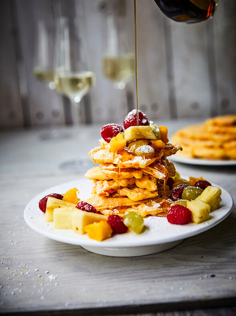 Rübliwaffeln mit Früchten und Sirup