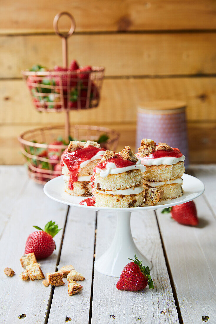 Sponge cake with yogurt cream and strawberry sauce