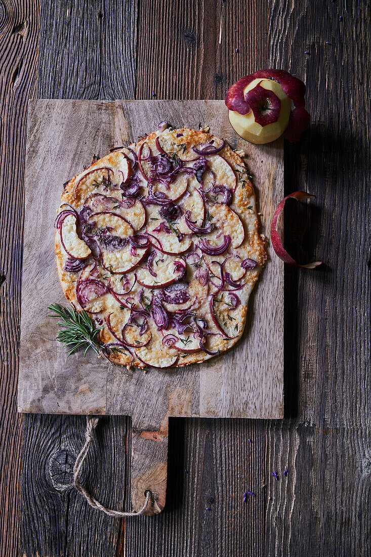 Apfelpizza mit roten Zwiebeln