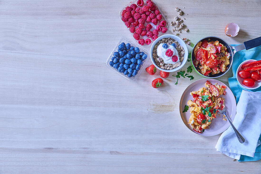 Scrambled eggs with vegetables and crunchy muesli